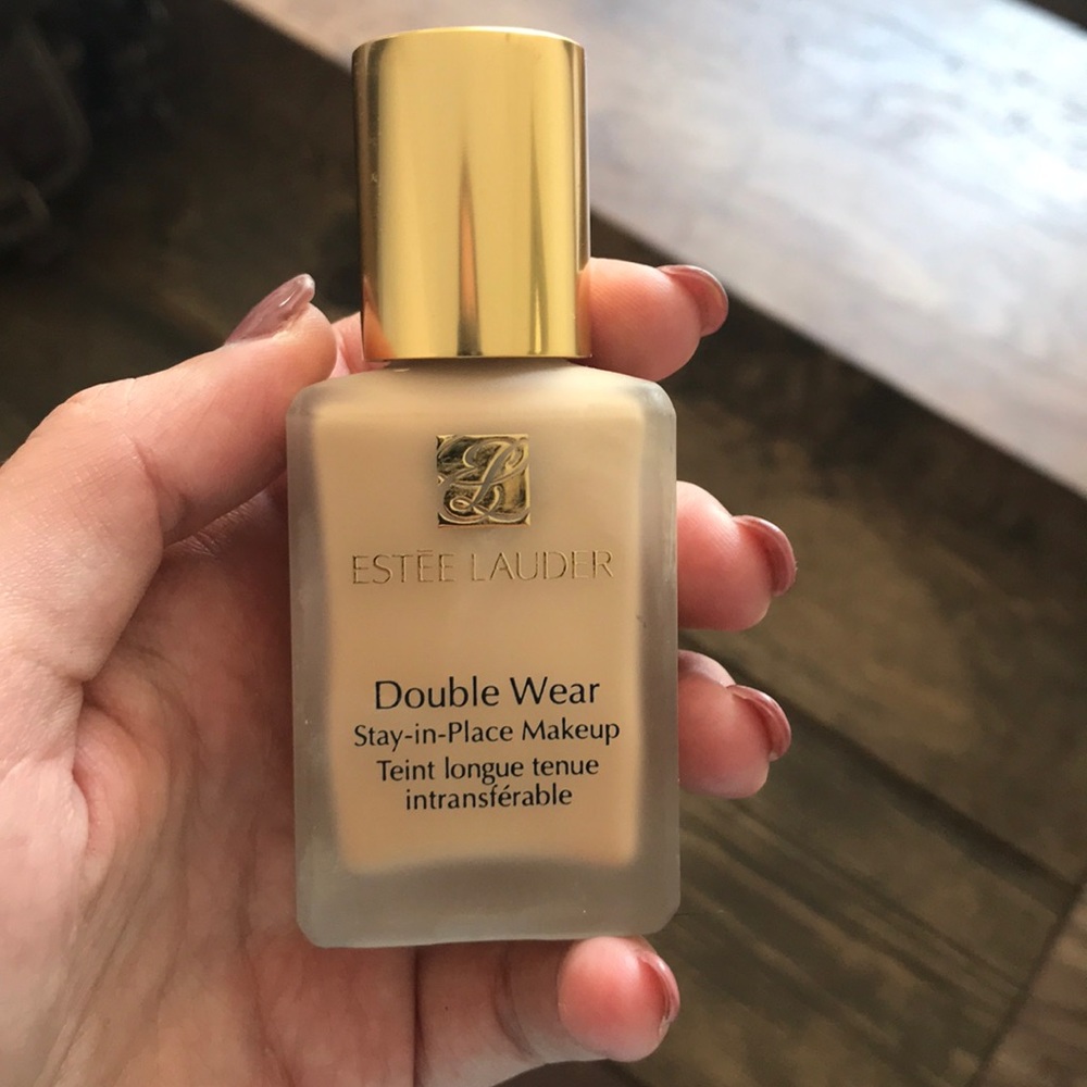 1 oz of Estée Lauder double wear.